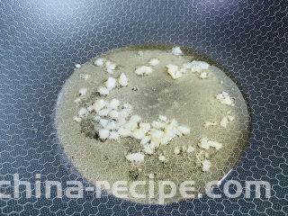 干锅千叶豆腐,起油锅放入蒜末炒香