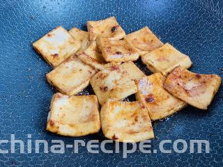 干锅千叶豆腐,翻炒至上色