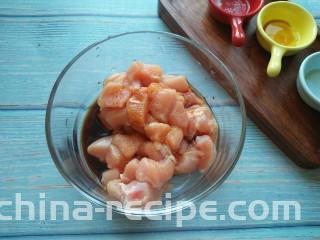 葱烧炸鸡块,加料酒，生抽，盐腌制15分钟