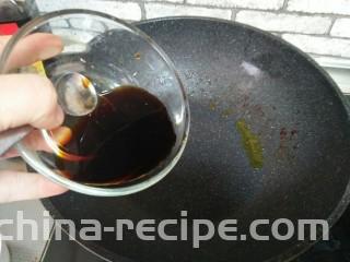 葱烧炸鸡块,锅中底油，加酱汁