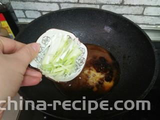 葱烧炸鸡块,加葱丝