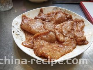 烤箱香酥大鸡排,加入适量口味的奥尔良腌料继续抓匀腌制2个小时