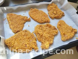 烤箱香酥大鸡排,均匀的放在烤盘中，180度烘烤20分种，中通10分钟翻面