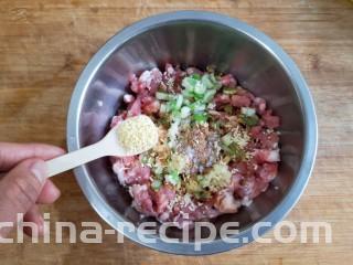 冬瓜丸子汤,加适量的味极鲜酱油，盐，鸡精，十三香粉。