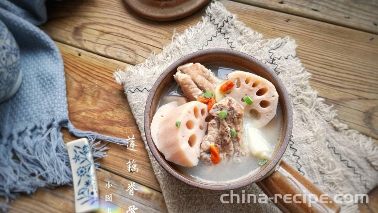 The recipe for lotus root spine soup