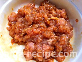肉末冬瓜,首先把瘦肉洗净，剁成肉末放入碗里，加入1勺生抽，半勺老抽，1勺蚝油，少许白糖，适量盐搅拌均匀，腌制10分钟。