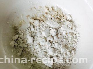 鱼香茄饼,碗中准备好干淀粉