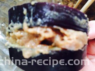 鱼香茄饼,将肉馅依次塞入茄片中间