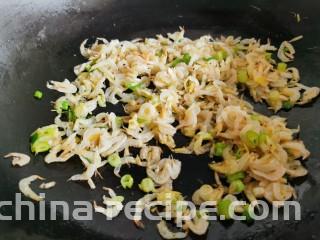 紫菜虾皮汤,锅中放油烧热，加入葱花和虾皮炒香。虾皮先用油炒一炒，做汤更香也不腥。