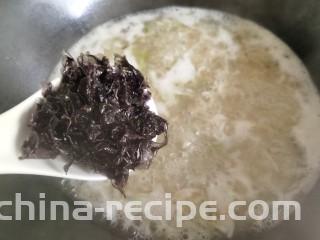 紫菜虾皮汤,放入洗好的紫菜。