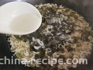 紫菜虾皮汤,加入提前调好的水淀粉，水淀粉要分次加入，不要一次性倒入锅里，防止汤汁过于浓稠。