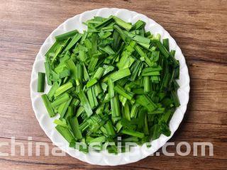 豆芽炒韭菜,韭菜摘掉黄色的叶子，清洗干净切成段，装入盘里待用。