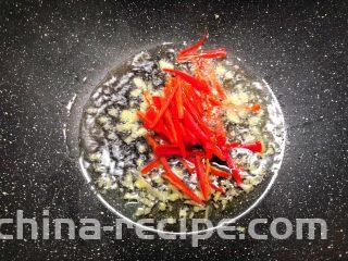 豆芽炒韭菜,锅里放入适量油烧热，放入姜末炒香，再放入红椒丝炒至断生。