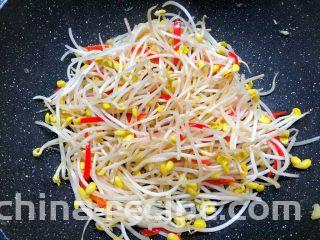 豆芽炒韭菜,待豆芽炒软以后，放入适量盐和适量蚝油翻炒均匀。