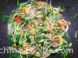 豆芽炒韭菜,待两样蔬菜都炒熟以后，放入适量鸡精翻炒均匀，即可出锅。