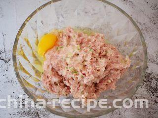 猪肉韭菜锅贴,加入鸡蛋