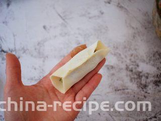 猪肉韭菜锅贴,饺子皮两边涂抹上清水，对折后把中间捏严，锅贴就包好了