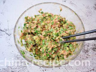 猪肉韭菜锅贴,搅拌均匀
