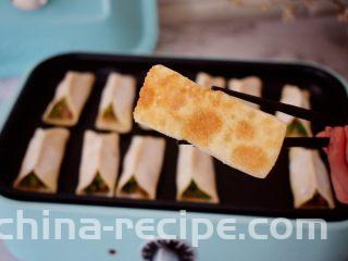 猪肉韭菜锅贴,小火煎至底部变成焦黄色，锅贴皮呈半透明状