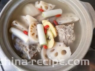 莲藕脊骨汤,加入莲藕，葱姜枸杞和足量的水（如果煮的过程中水实在太少可适量加入温水或热水），先大火煮开再转中小火加盖煮1-1个半小时。（在熬制骨头汤时，中途不要往锅中加冷水，否则，汤温骤然下降，会使骨中的蛋白质等迅速凝固而变性，收缩成团而不再解聚，肉质表面的空隙也会因此而收缩，造成肉骨组织紧密不易焖酥，骨髓内的蛋白质、脂肪无法大量溶出，这样不仅影响汤中的营养含量，而且也影响汤味的鲜香程度）
