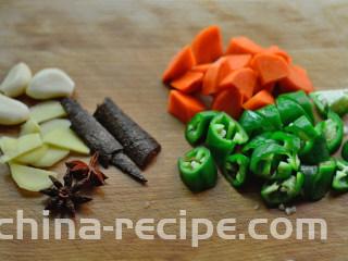香菇焖鸡腿,蒜剥去外皮，姜切片，八角桂皮冲洗干净；青椒和胡萝卜切块待用