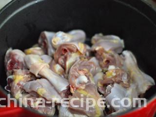 香菇焖鸡腿,放入鸡腿肉拌炒