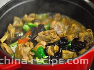 香菇焖鸡腿,收汁至浓稠即可
