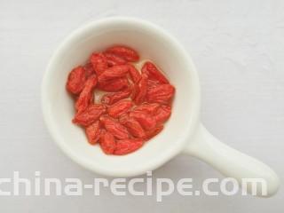 丝瓜蛋汤,枸杞洗净。