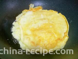 丝瓜蛋汤,鸡蛋煎熟切块。