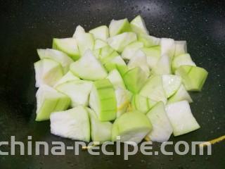 丝瓜蛋汤,加入丝瓜炒至变色。