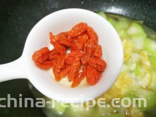 丝瓜蛋汤,加入1勺枸杞。