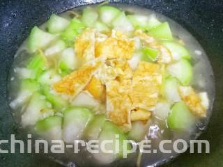 丝瓜蛋汤,加入鸡蛋。
