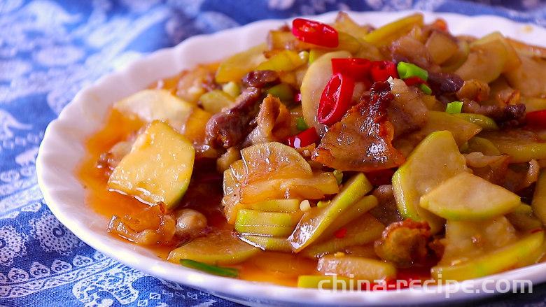 The method of stir frying meat with gourd and melon