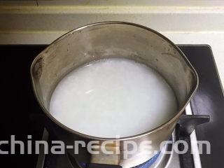 健脾养胃粥,白米粥煮熟了