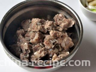 香辣干锅排骨, 将焯好的排骨，捞出沥干水份