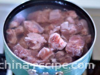 香辣干锅排骨,冷水下锅，将排骨焯一下，煮8-10分钟。