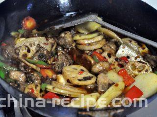 香辣干锅排骨,为了让排骨更好的进味，这时倒入一小碗水。