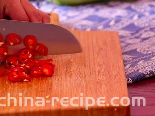 葫芦瓜炒肉,红椒切成小细圈