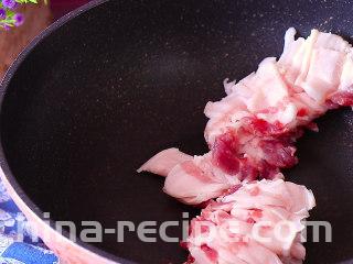 葫芦瓜炒肉,五花肉切片后放入炒锅中边炒出多余的油