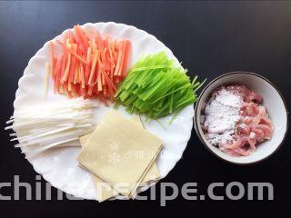 五彩京酱肉丝,将各种配菜切成如图所示，肉丝加入适量淀粉和香油拌匀。