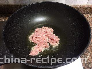 五彩京酱肉丝,放入肉丝快速翻炒断生。