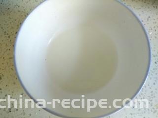 木耳黄瓜烧豆腐,两勺淀粉加适量清水，调匀