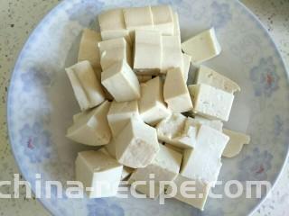 木耳黄瓜烧豆腐,豆腐切小块