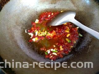 木耳黄瓜烧豆腐,放入葱姜蒜翻炒