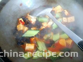 木耳黄瓜烧豆腐,烧两三分钟，放入黄瓜片