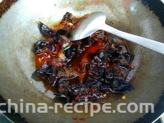 木耳黄瓜烧豆腐,加入半碗清水
