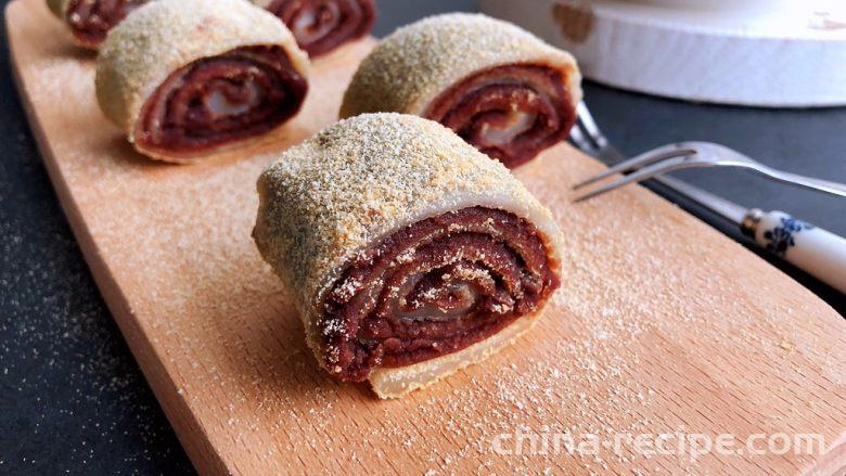Lvdagur (Glutinous Rice Rolls with Sweet Bean Flour) in Old Beijing