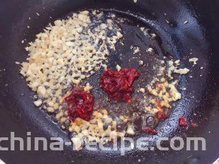豆皮金针菇,然后加入1勺豆瓣酱炒出红油