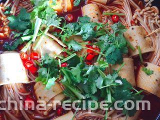 豆皮金针菇,再撒上香葱和辣椒圈即可