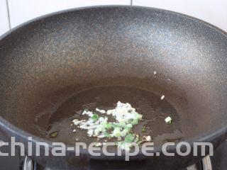 番茄金针菇肥牛卷,热锅凉油，放入葱花和蒜片，炒出香味。